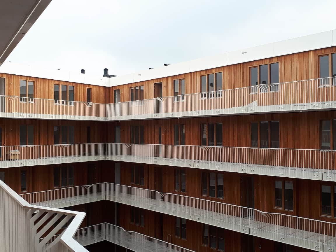 Midden van een gebouw met loopruimte met reling