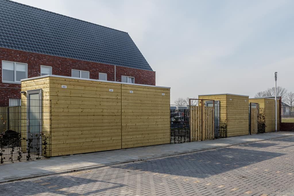 Berging houtkleur met platdak en donkere deur