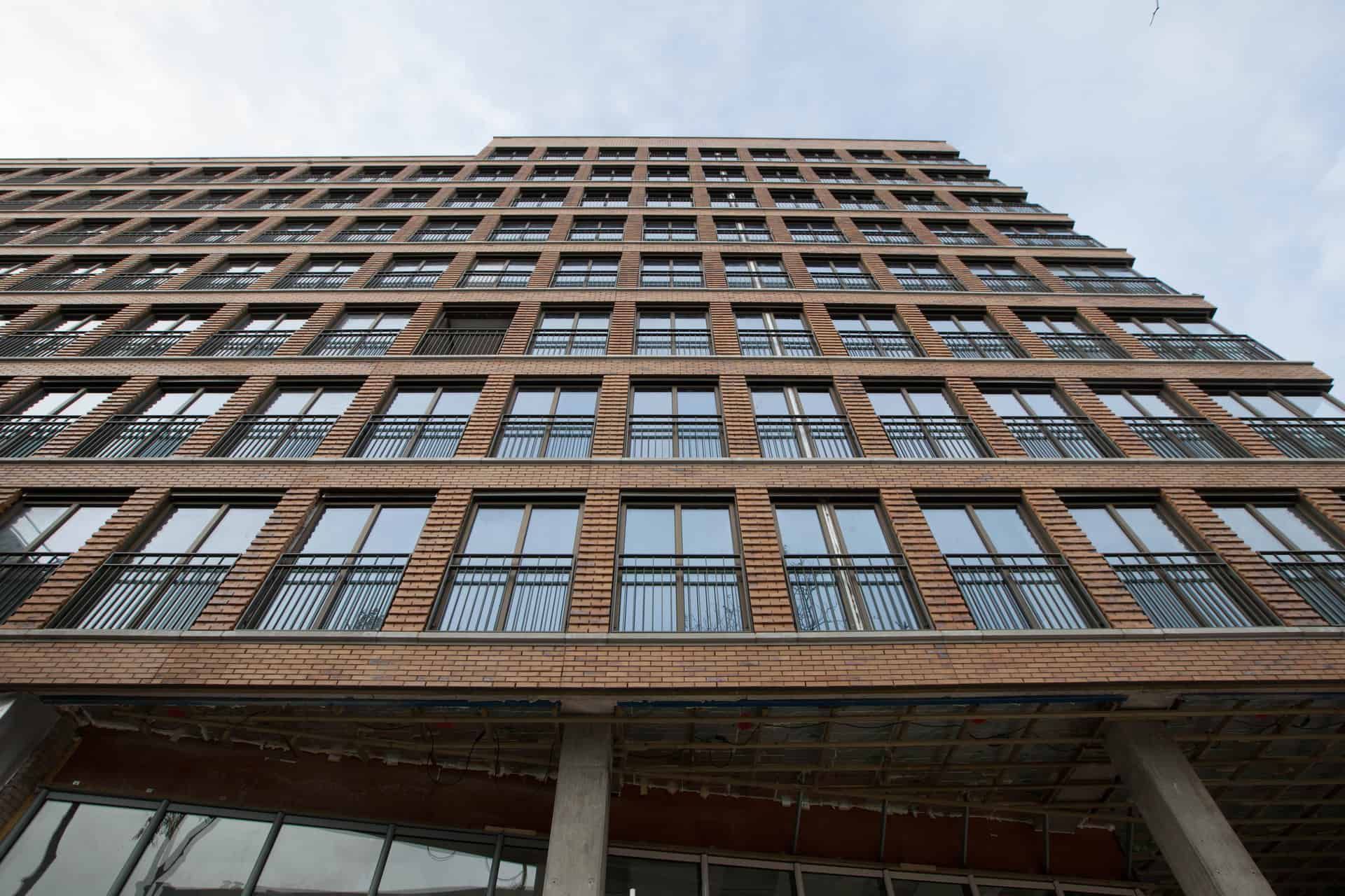 Hoog gebouw vanaf onderen