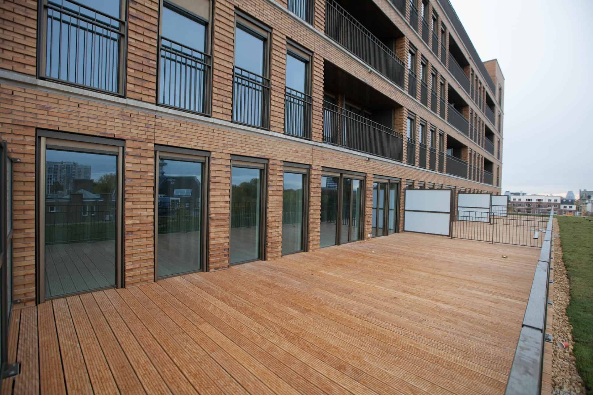 Bruine planken naast bruin gebouw