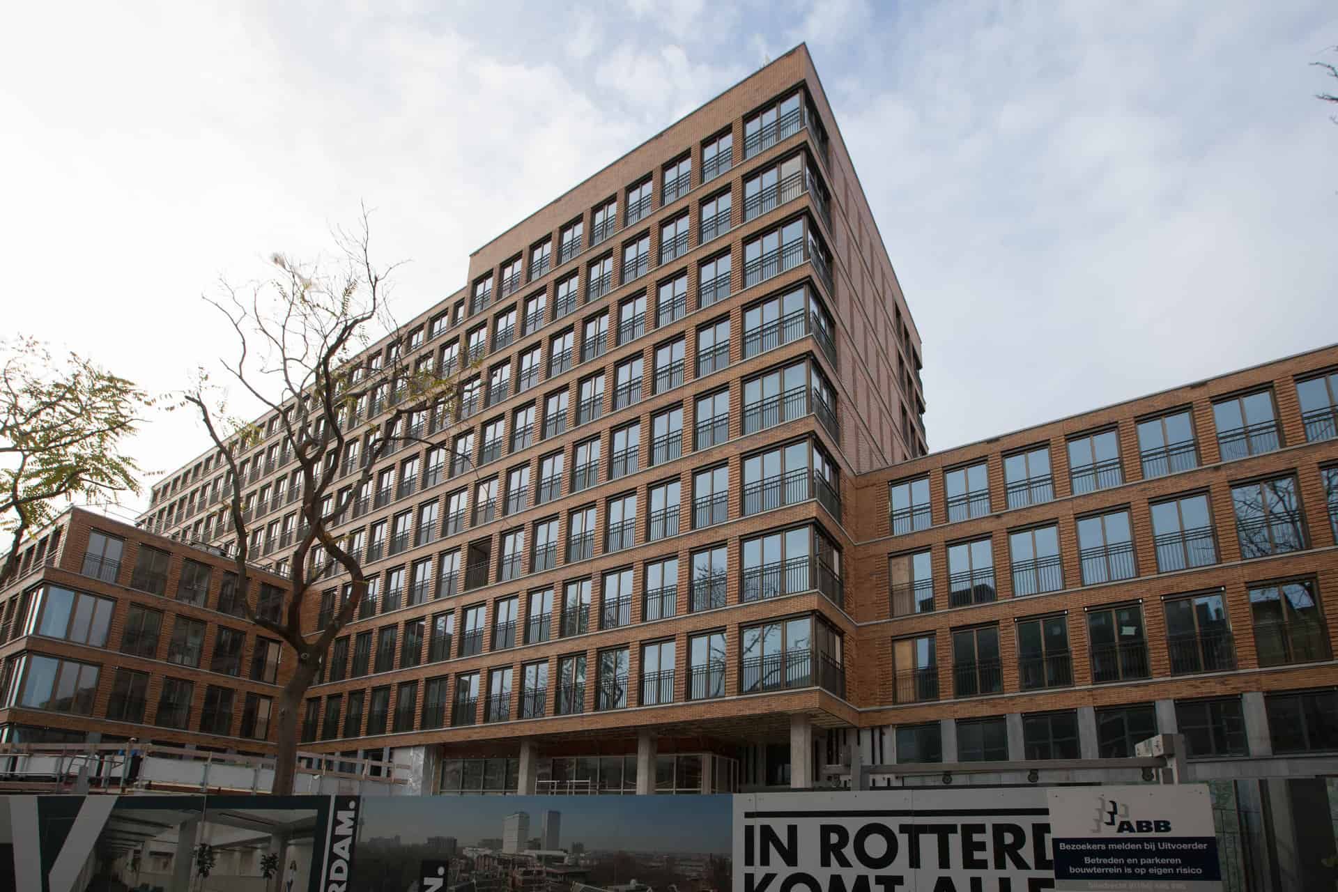Bruin hoog gebouw met veel ramen