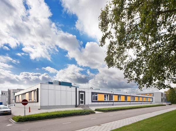 Wit gebouw met geen verdiepingen