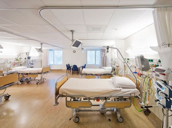 Ziekenhuiskamer met lege ziekenbedden