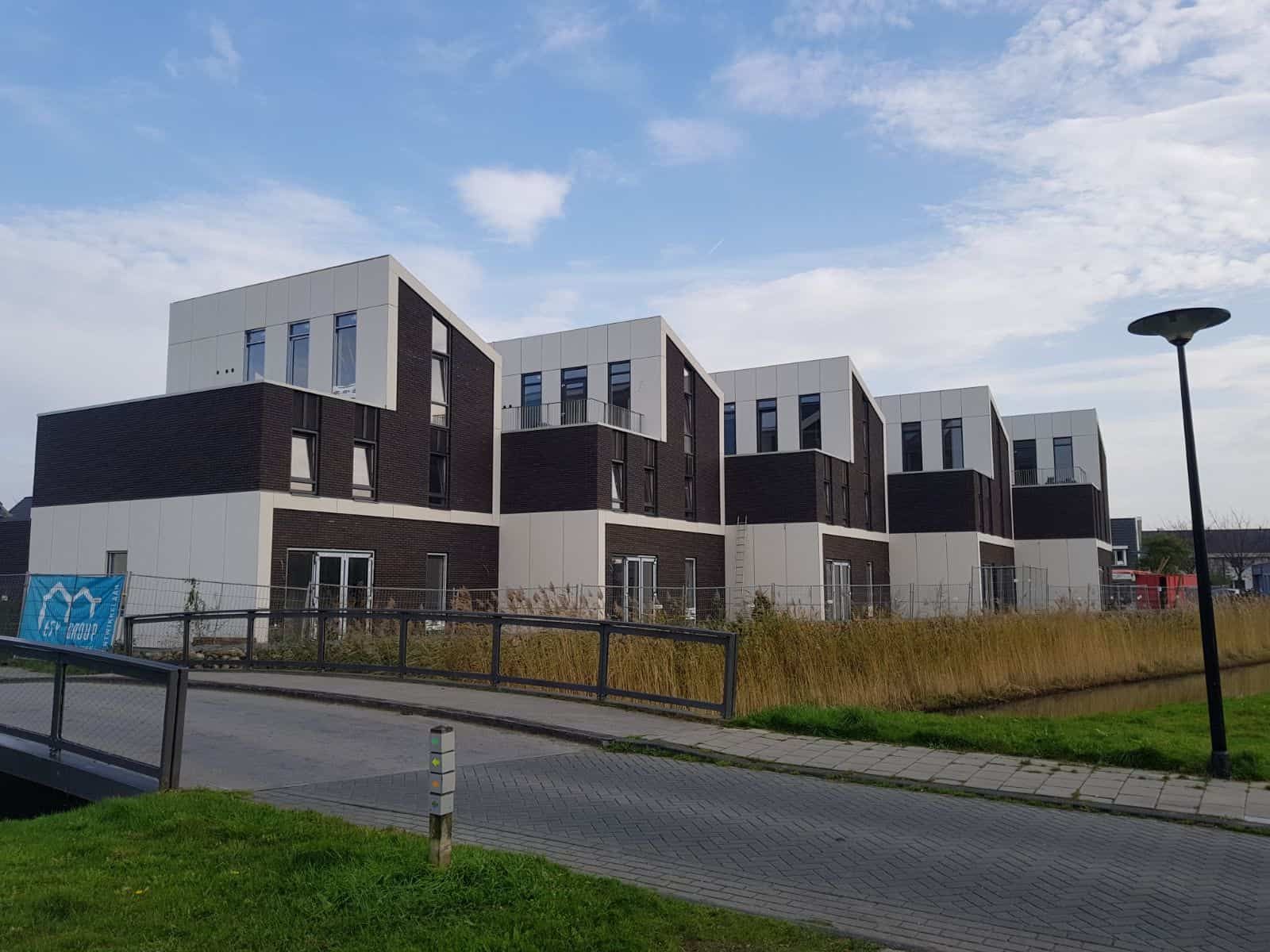 Zwart met witte woningen met brug op de voorgrond