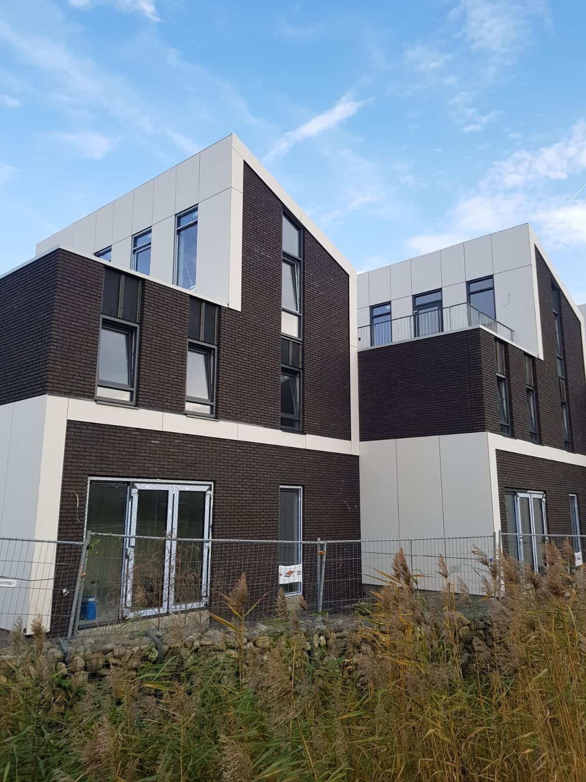 Zwart met wit gebouw met aantal ruiten