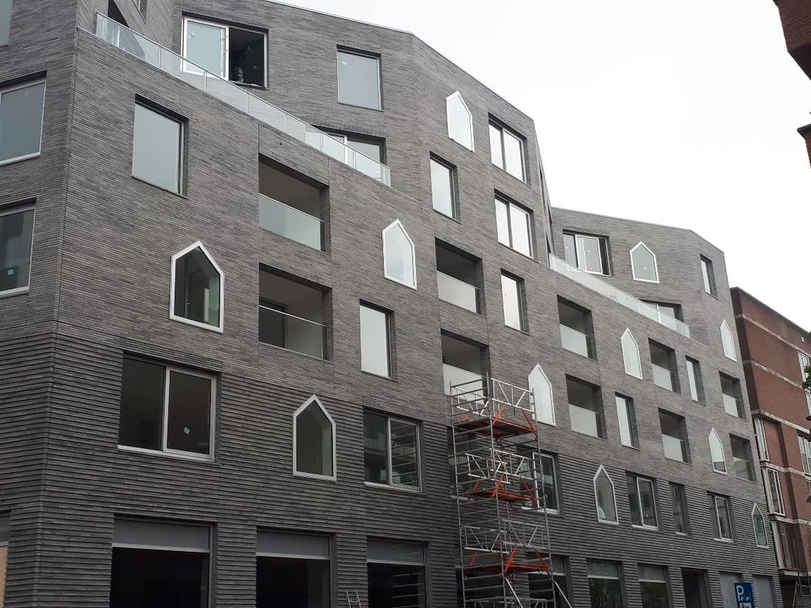 Gebouw met complexe gevel en verschillende vormen van ramen