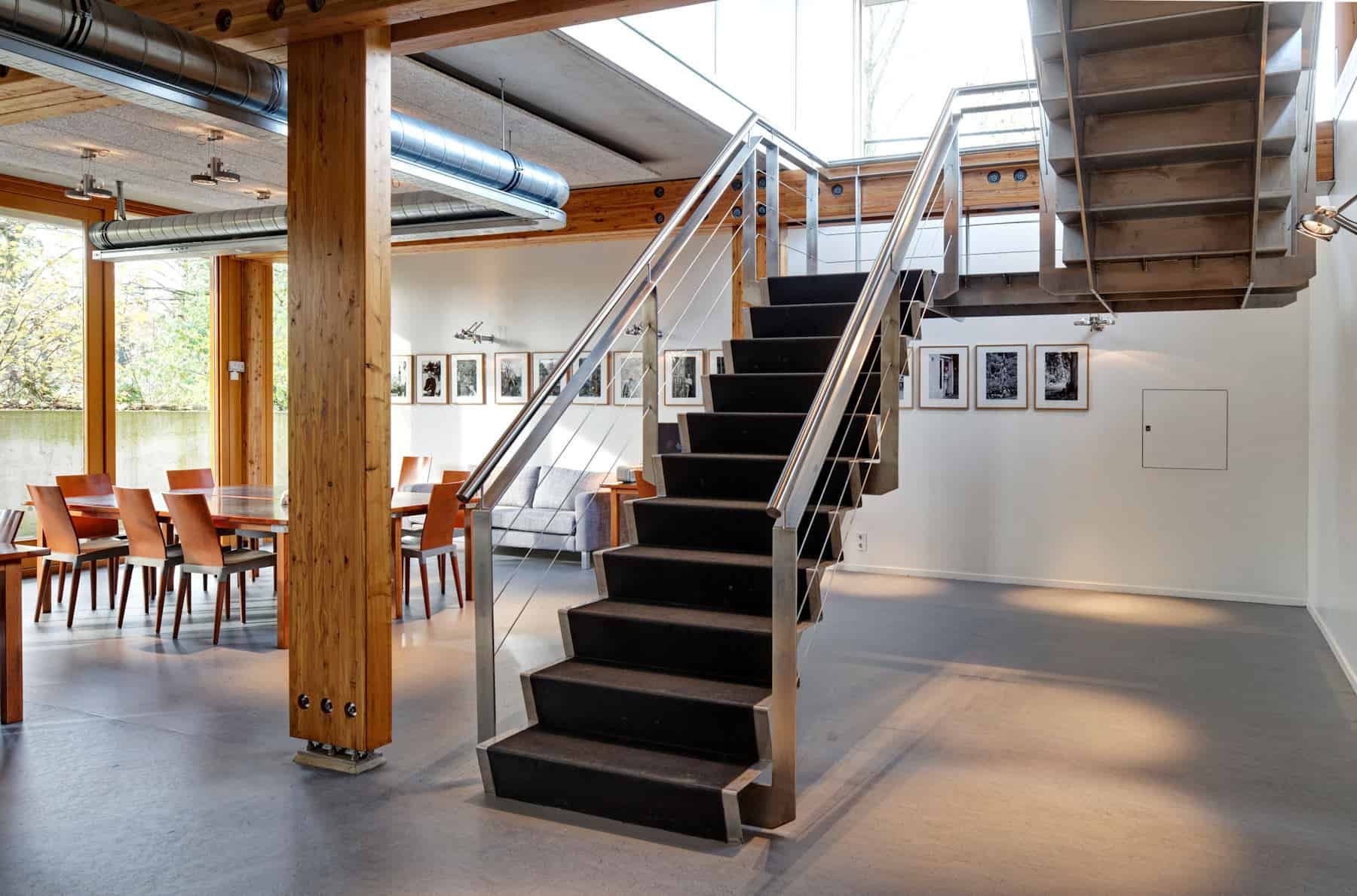De binnenkant met trap en meubilair van De Nieuwe Ooster te Amsterdam