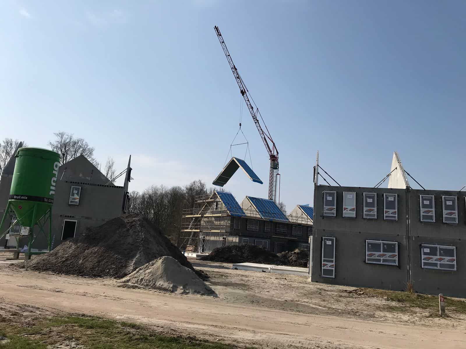Prefab dak in de lucht met grijze huizen en groene tank
