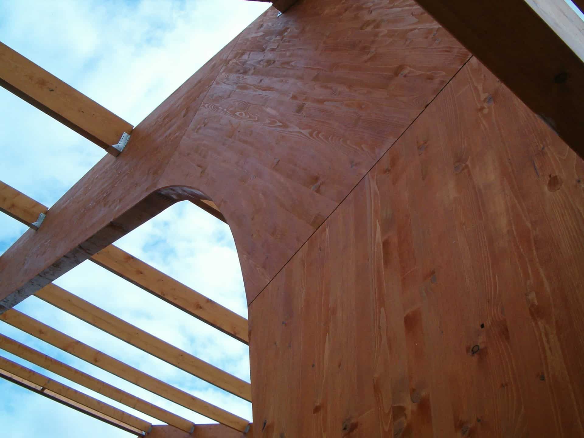 Houten balkenconstructie vanaf de onderkant