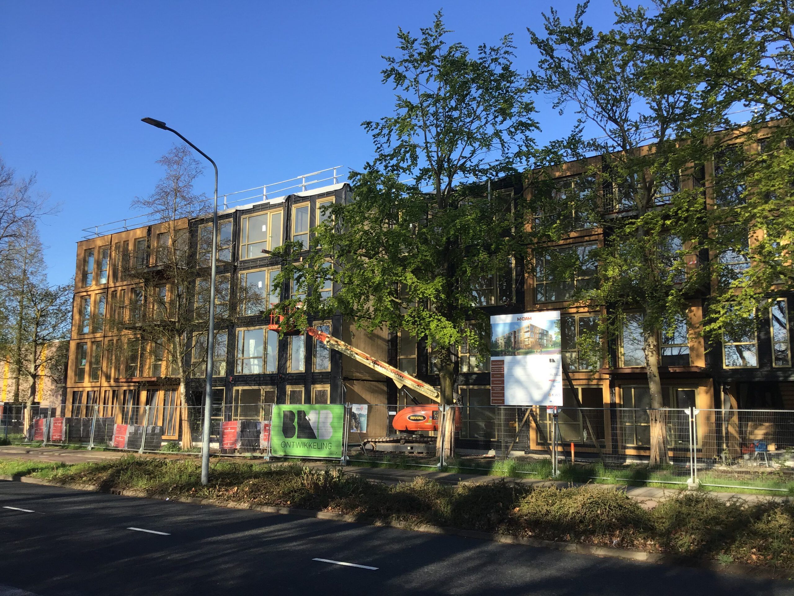 Gebouw in aanbouw met gele kraan