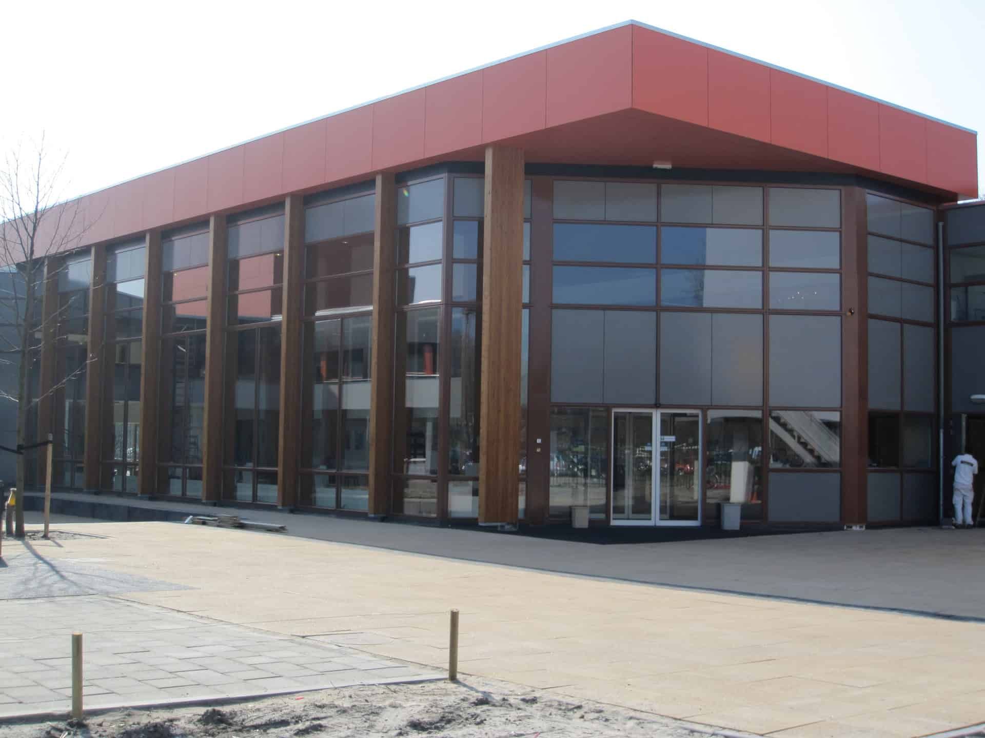 Gebouw met glas en opvallend rood dak