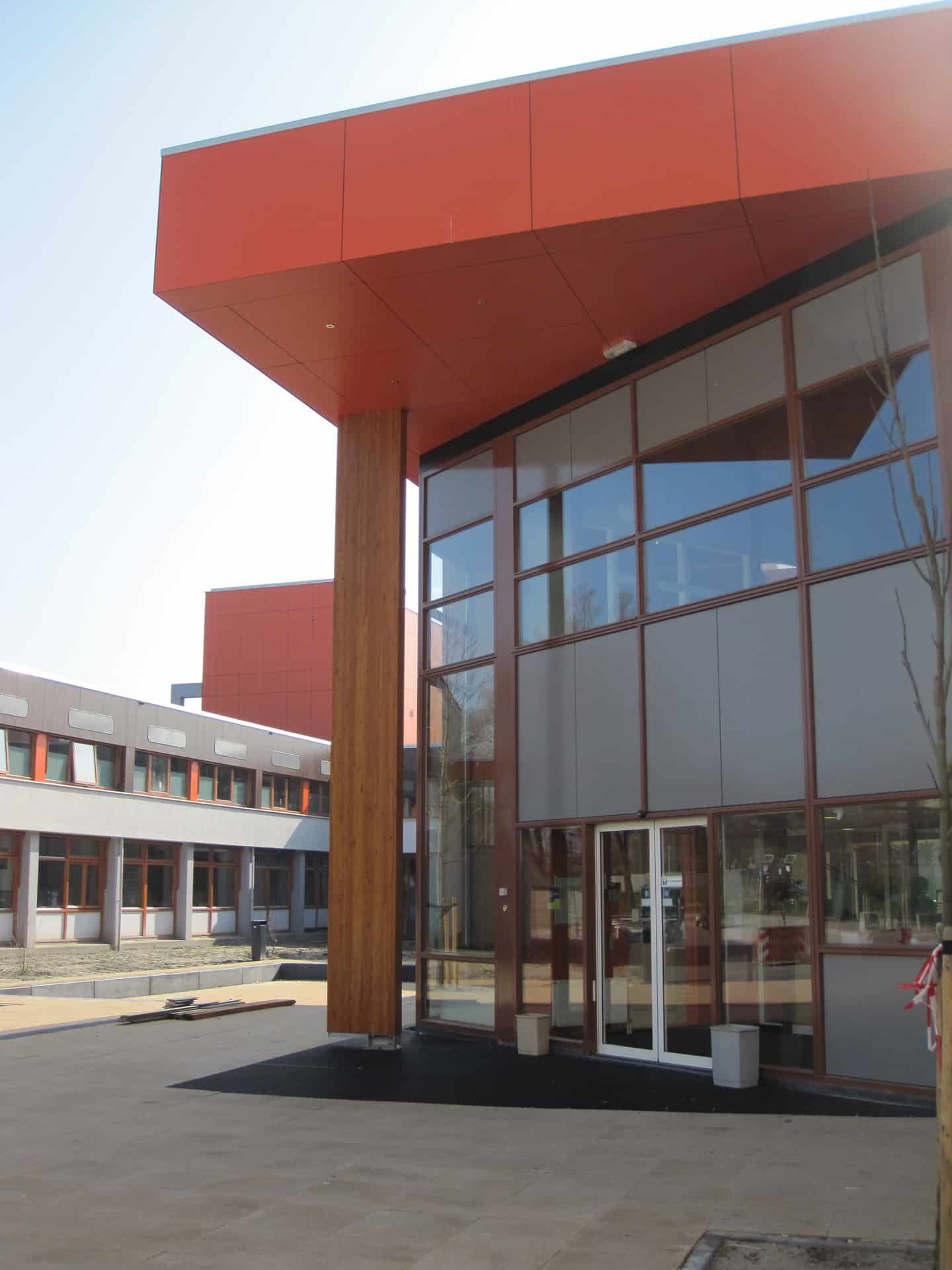 Zijgeven van gebouw met glas en rode dagk