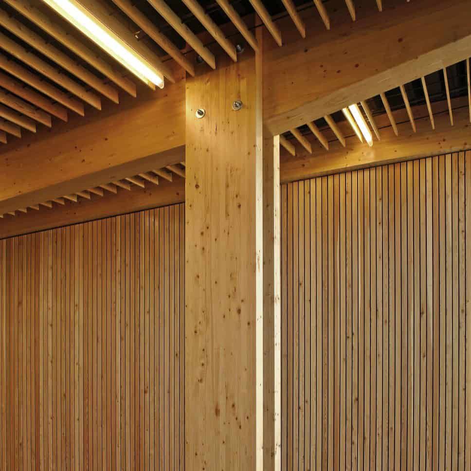 Houten plinten met belichting