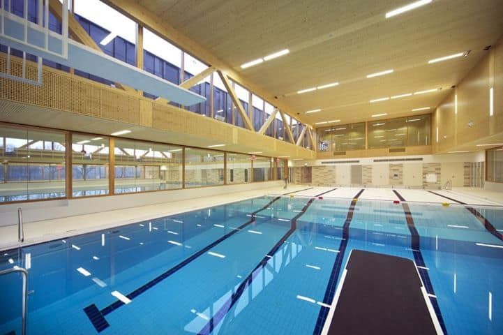 Binnenzwembad met houten plafond
