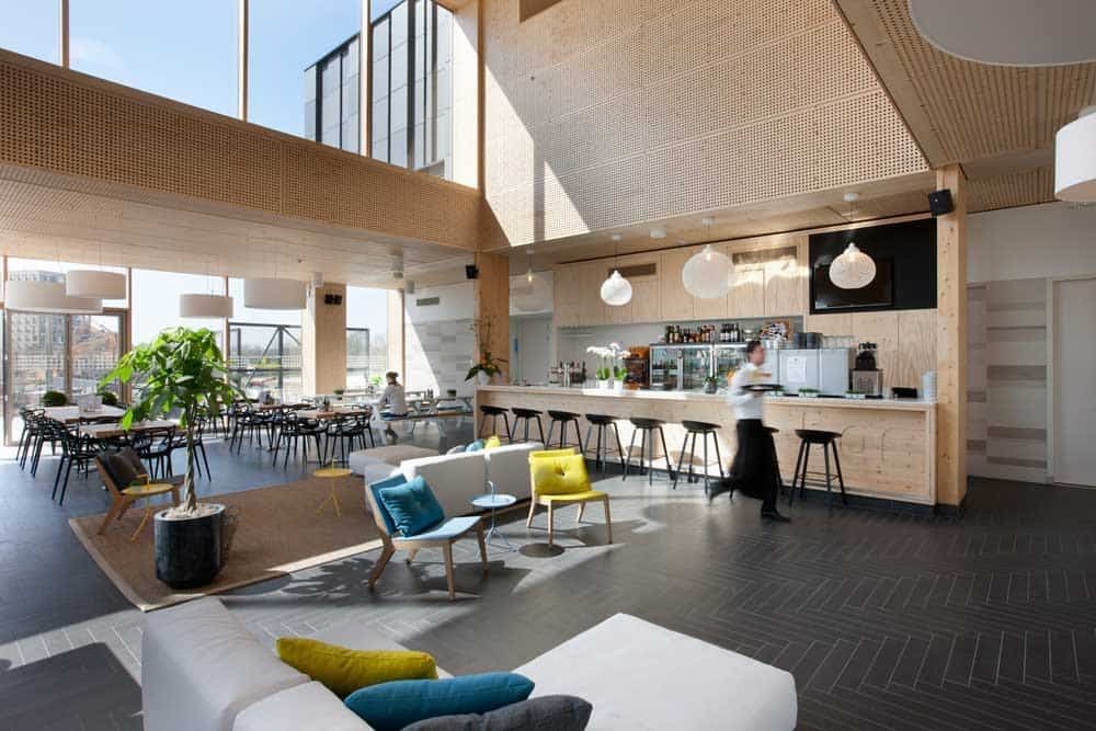 Kantine van het zwembad met houten plafond en houten bar