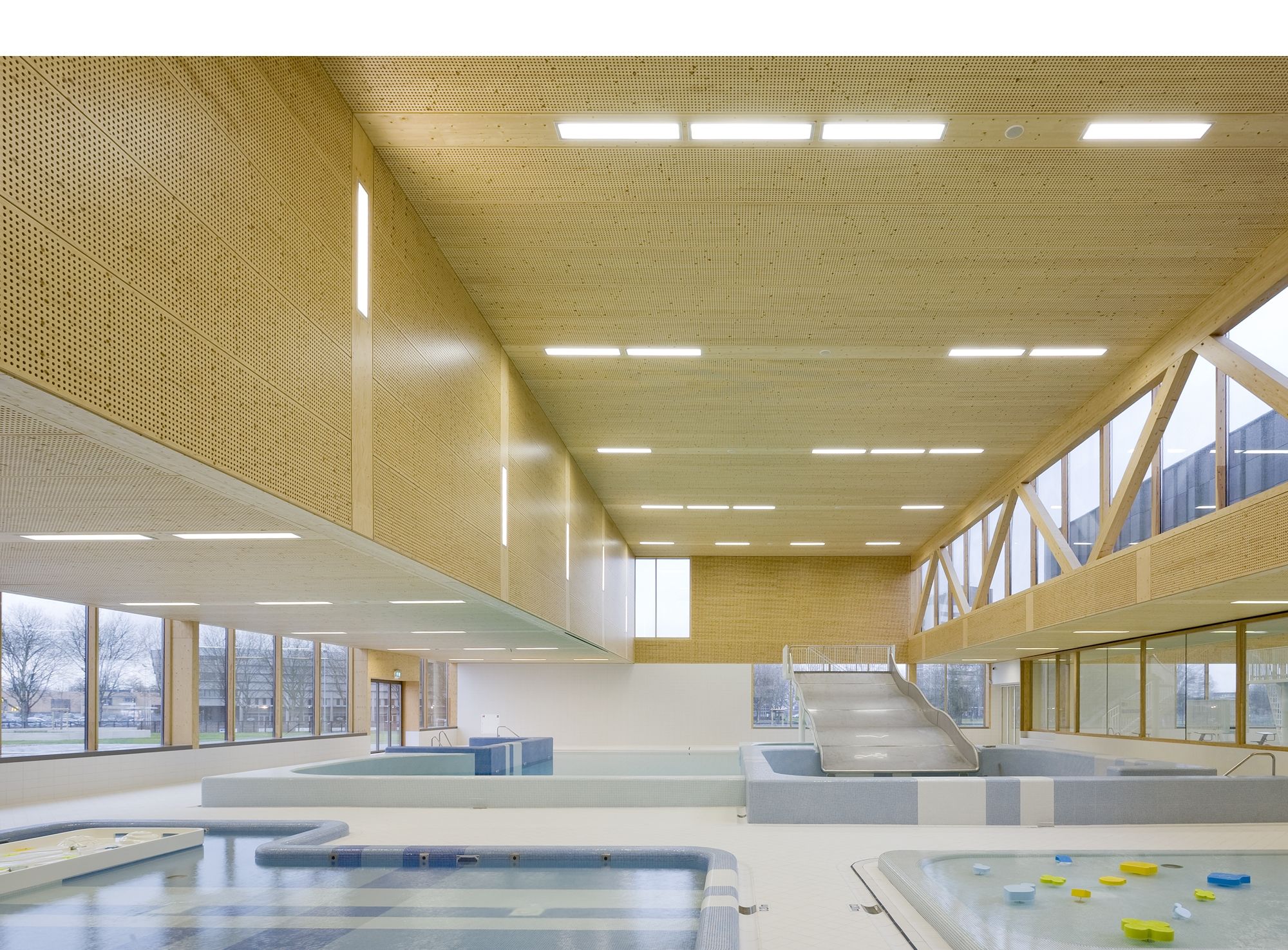 Kinderzwembad met houten plafond