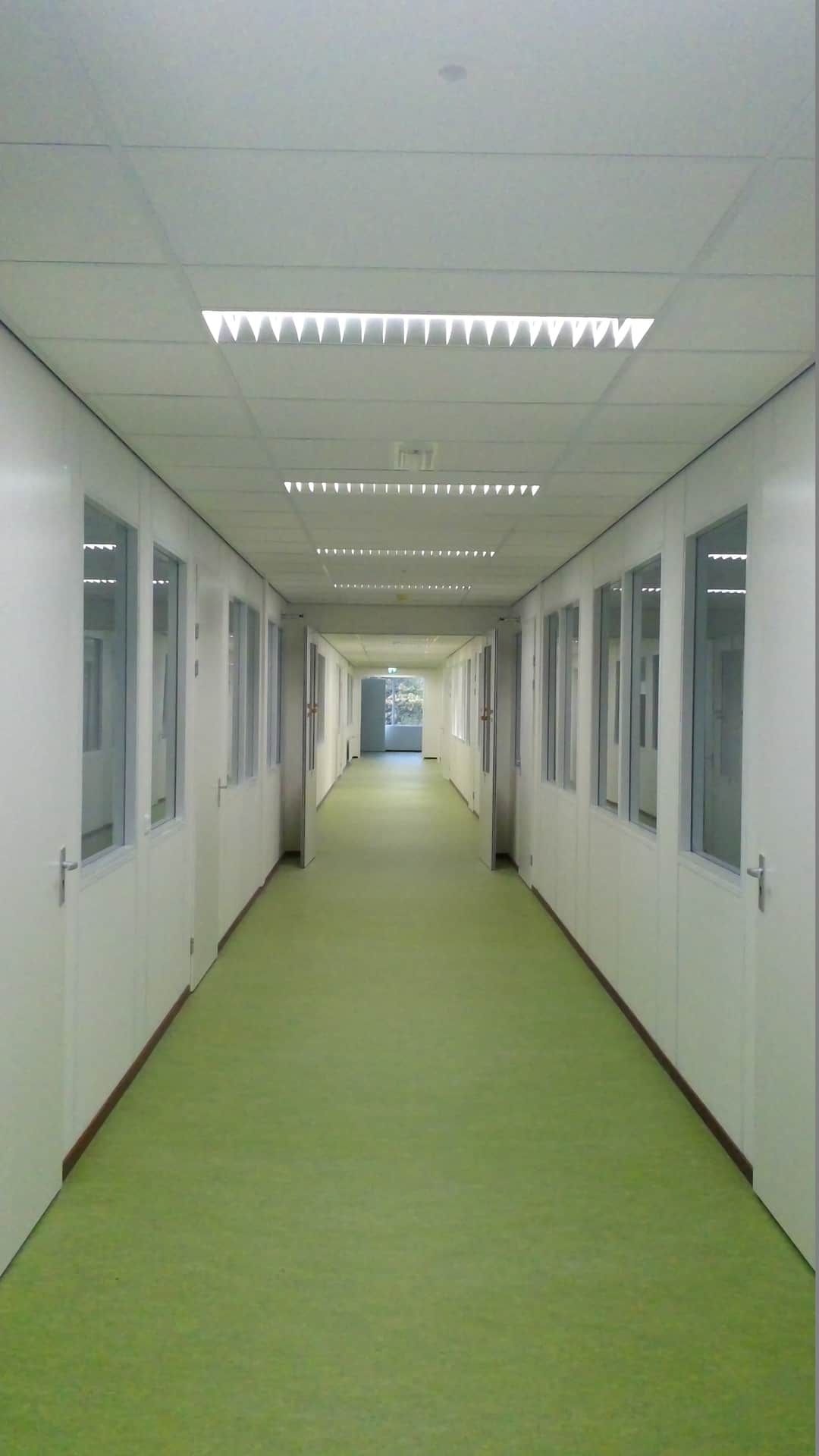 Helen Parkhurst school van de binnenkant met groene vloer.