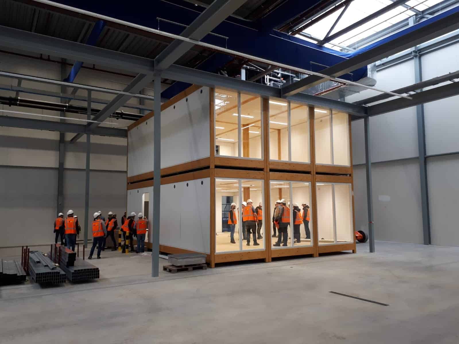 De houten paviljoens voor BIC in aanbouw