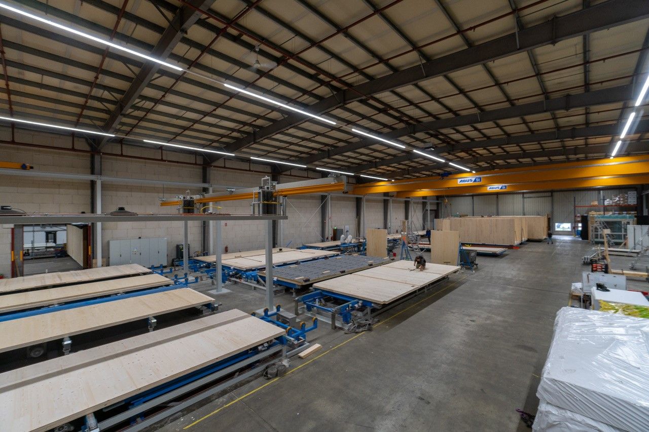 Fabriek met houten platen