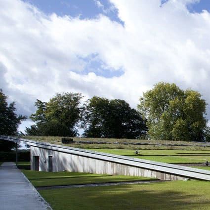 Gebouw met plat dak die begroeid is met gras