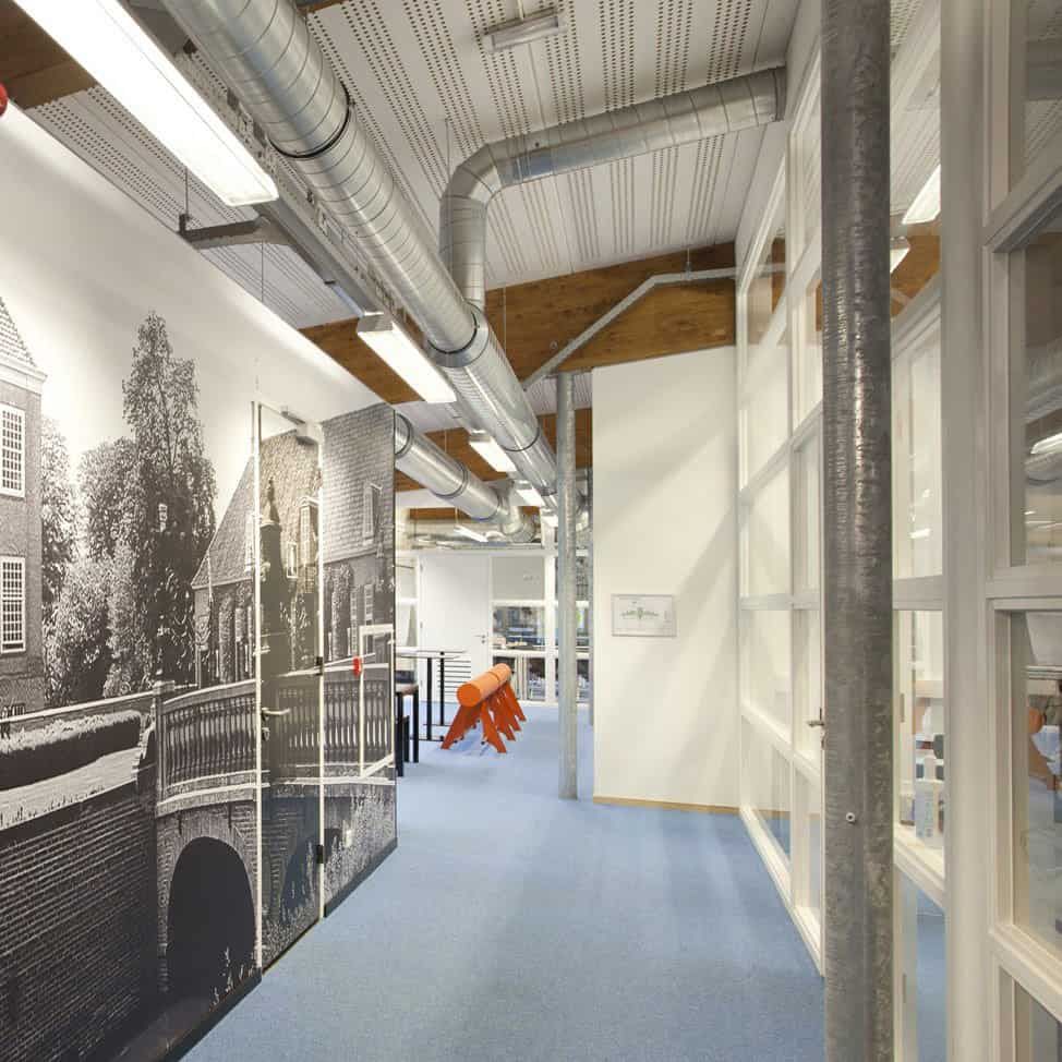 Binnenkant van de school met muurtekening