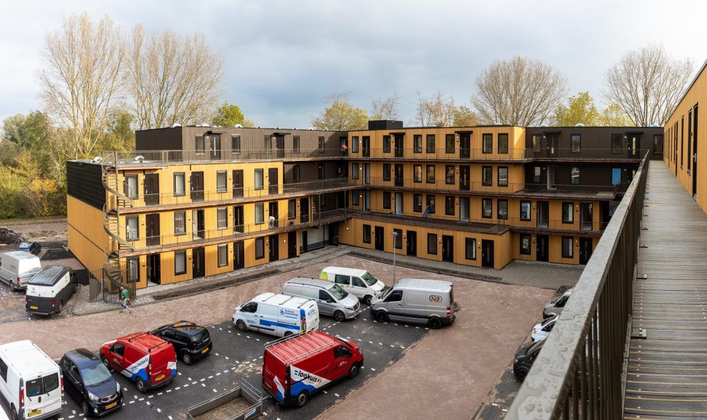 De M'DAM in Monnickendam van bovenaf gefotografeerd met zich op parkeerplaats