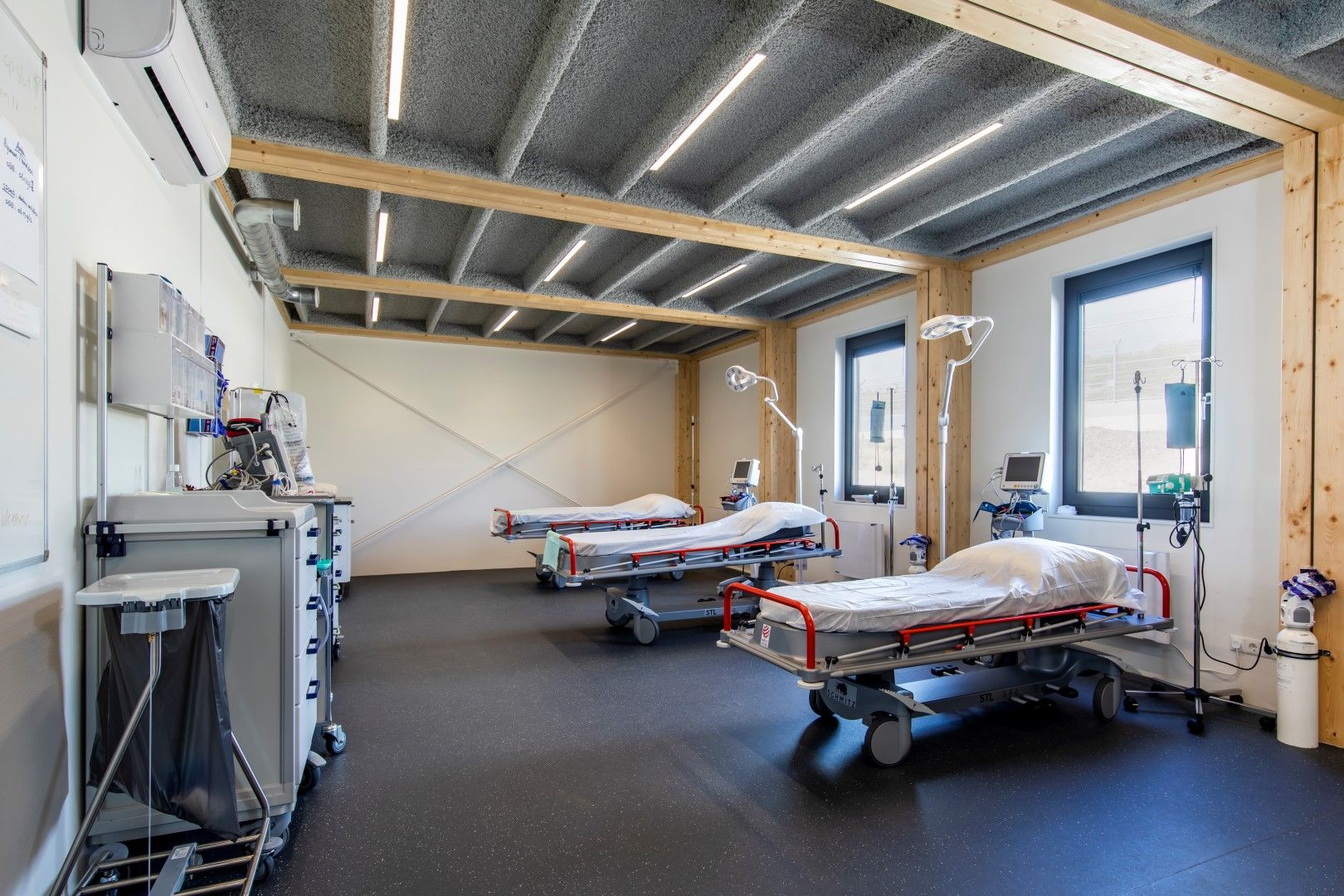 De binnenkant van Medisch Centrum Zandvoort met ziekenbedden