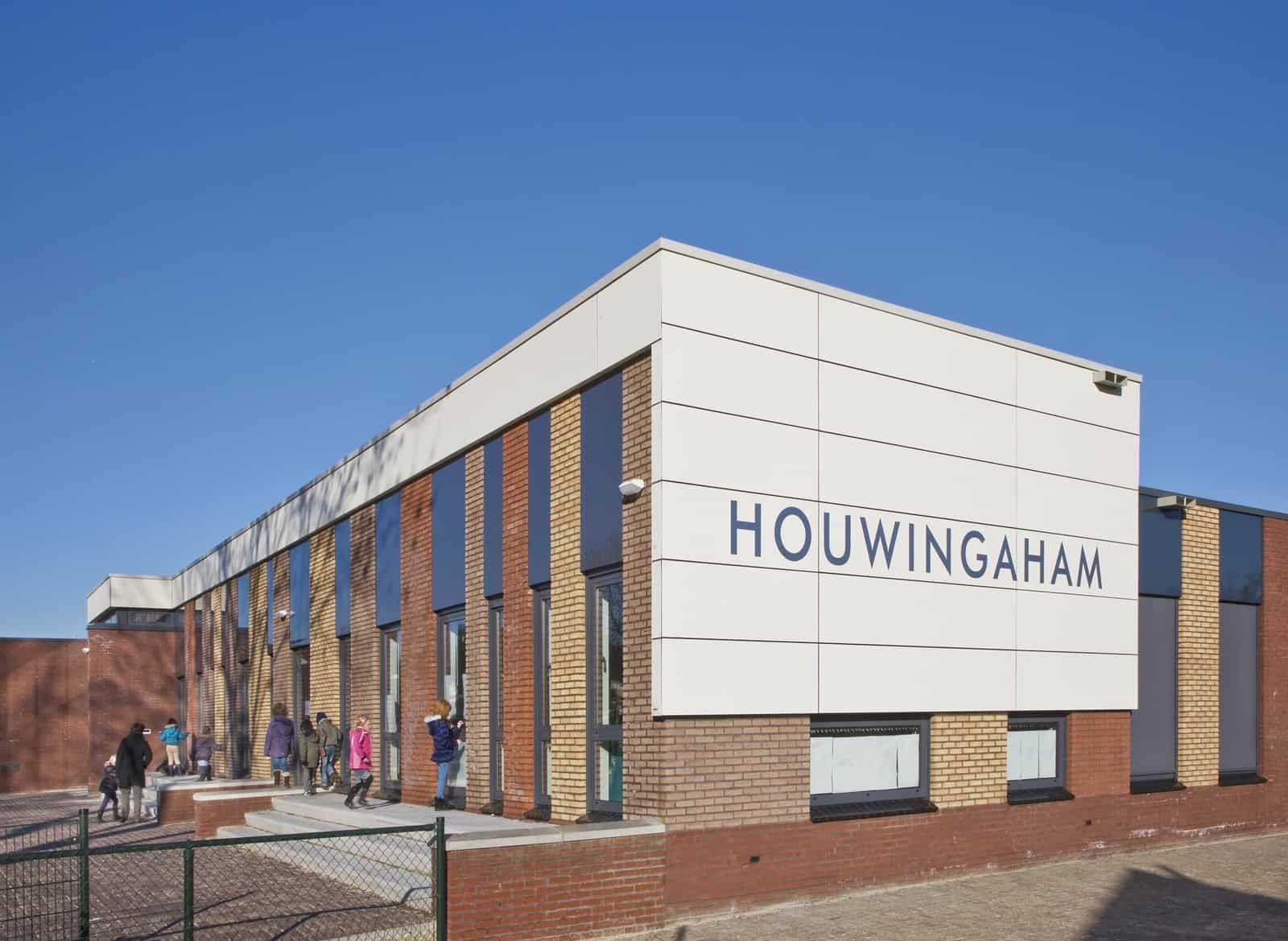 Gebouw met logo van Houwingaham vanaf de zijkant met verschillende kleuren bakstenen