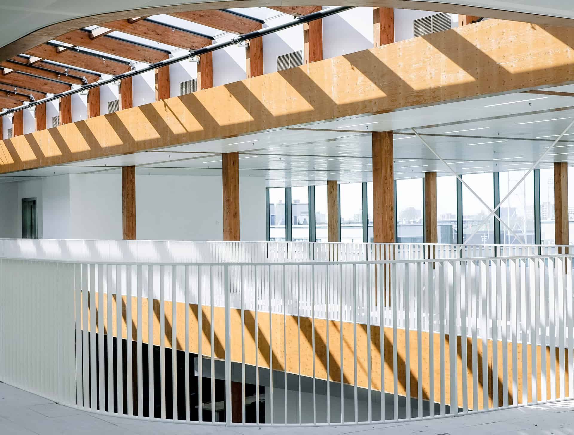 Wit gebouw van de binnenkant met houten balken