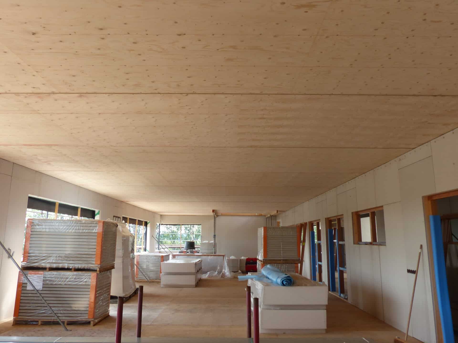 Houten binnenkant van een gebouw in aanbouw
