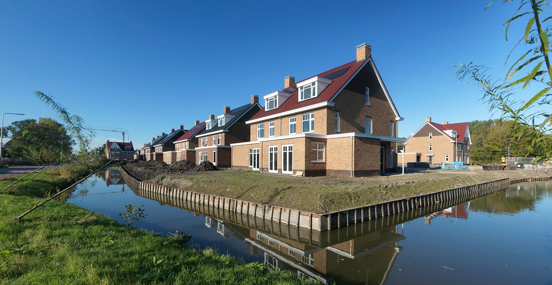 Huizen aan het water met weerspiegeling