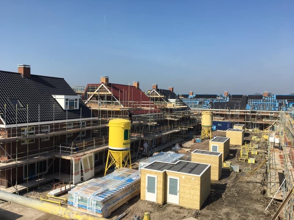 Park Leeuwenhoeck in aanbouw met steigers en bouwhulpmiddelen
