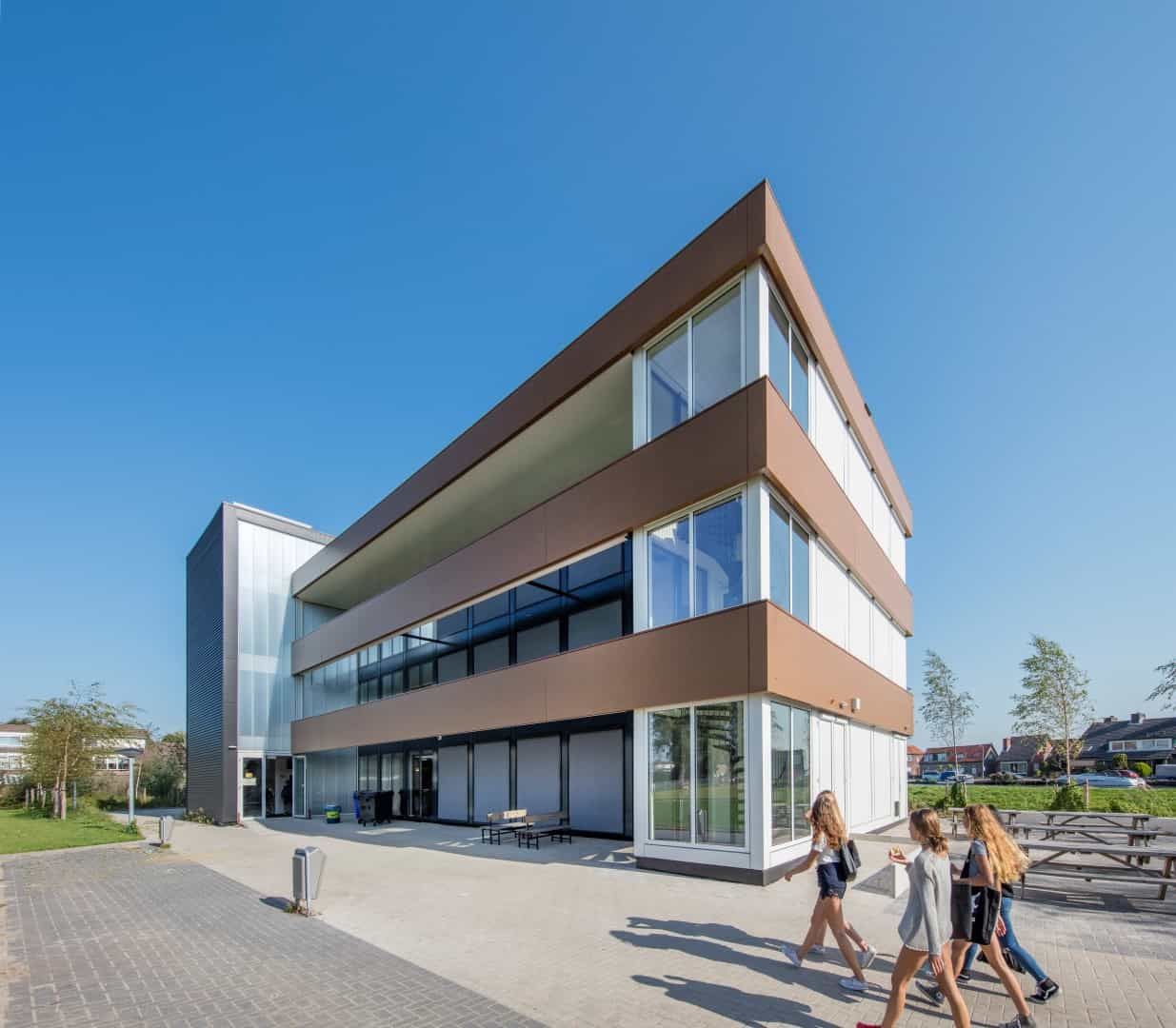 Het Paviljoen Fiorettie college in Lisse met mensen op het schoolplein