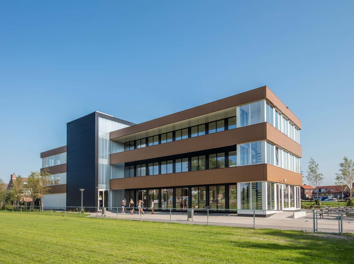 Het Paviljoen Fiorettie College in Lisse van veraf met grasveld ervoor