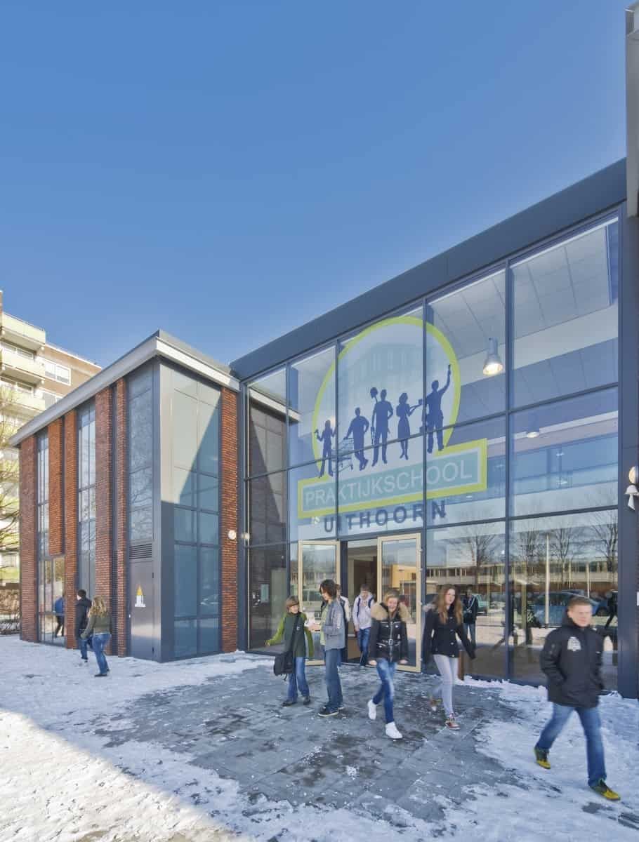 De ingang van Praktijkschool Koningin Emma met leerlingen