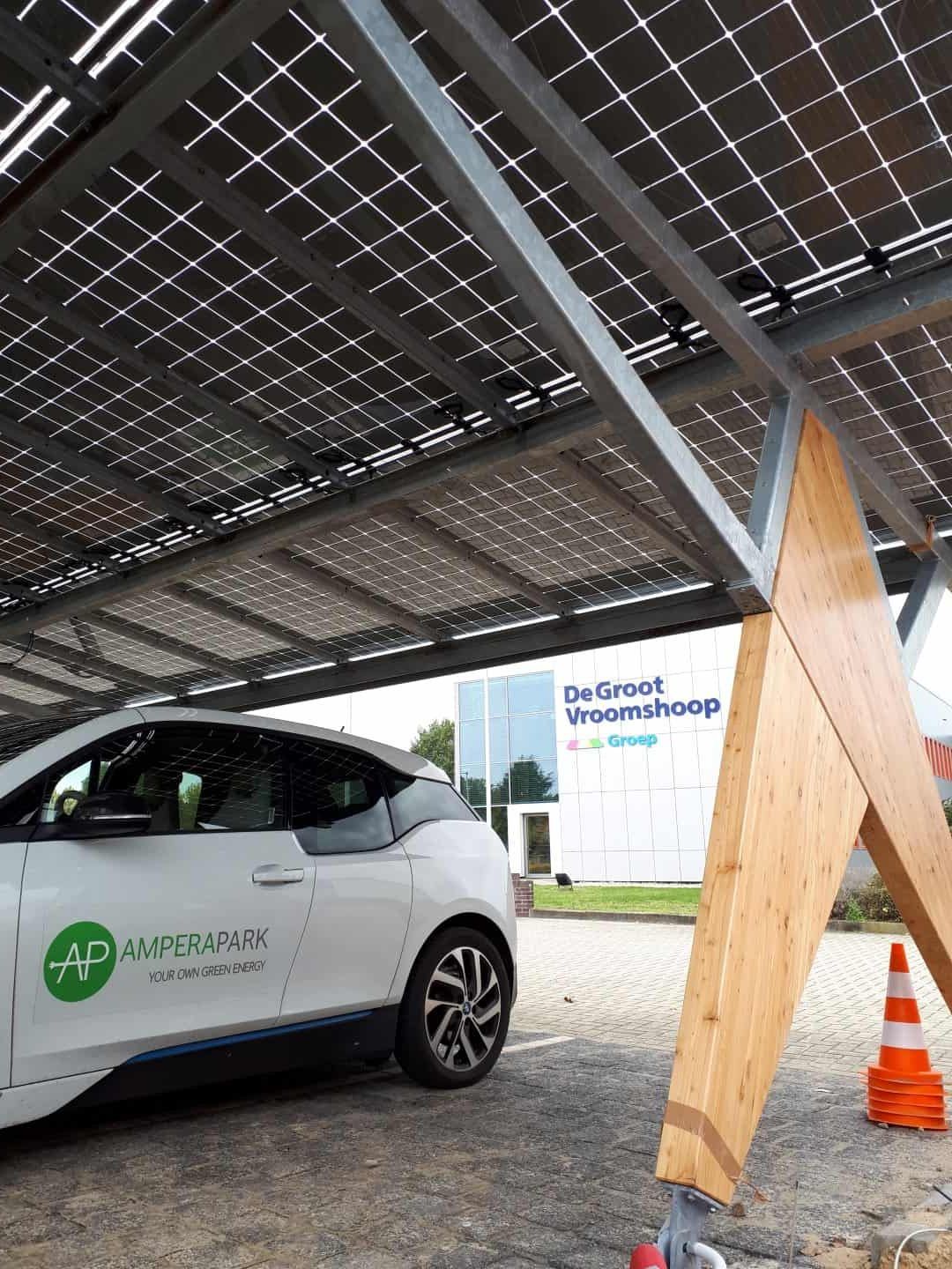 Parkeerplek onder zonnepanelen met houten constructie