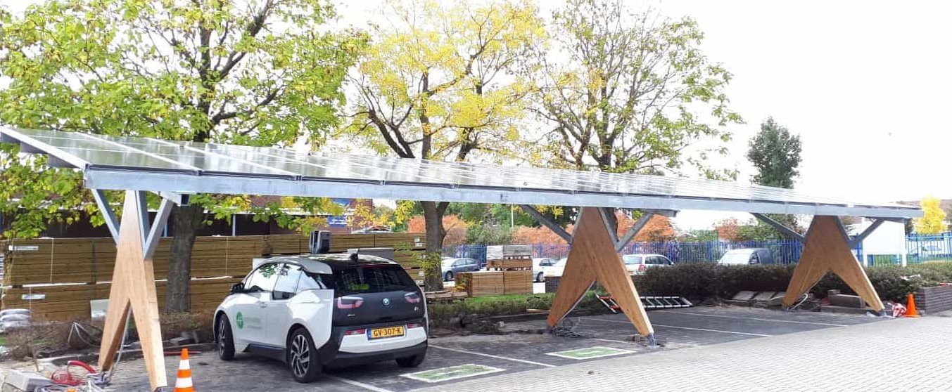Parkeerplekken met overkapping met houten palen