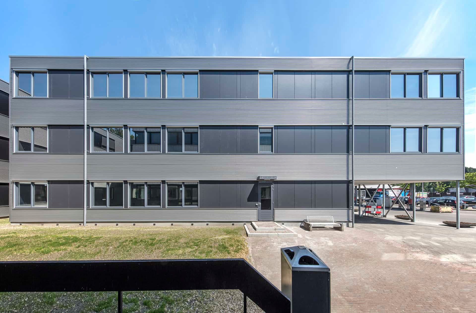 De lange zijde van het Stadkantoor van gemeente Utrecht