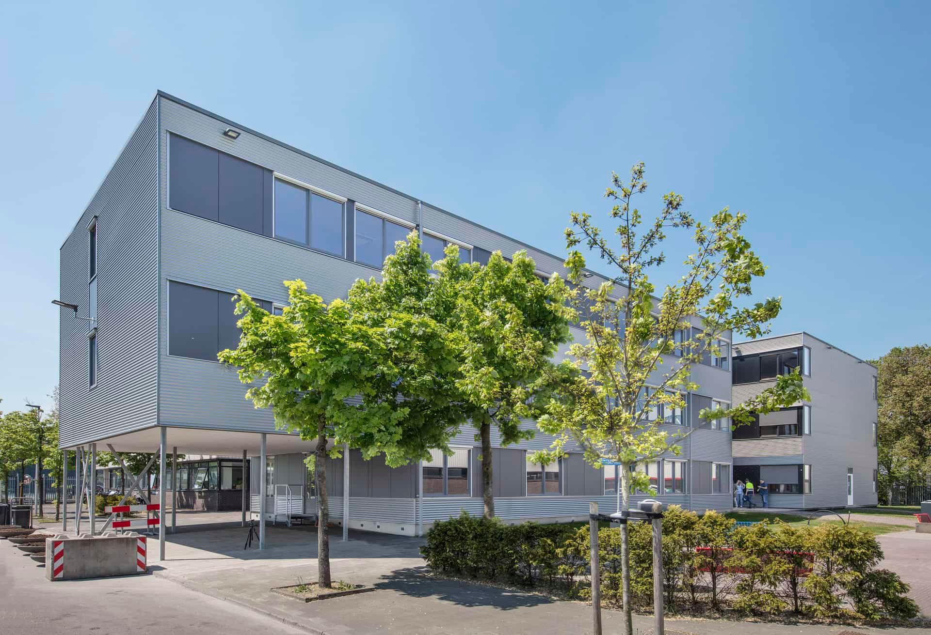 Stadkantoor gemeente Utrecht met een plein en bomen
