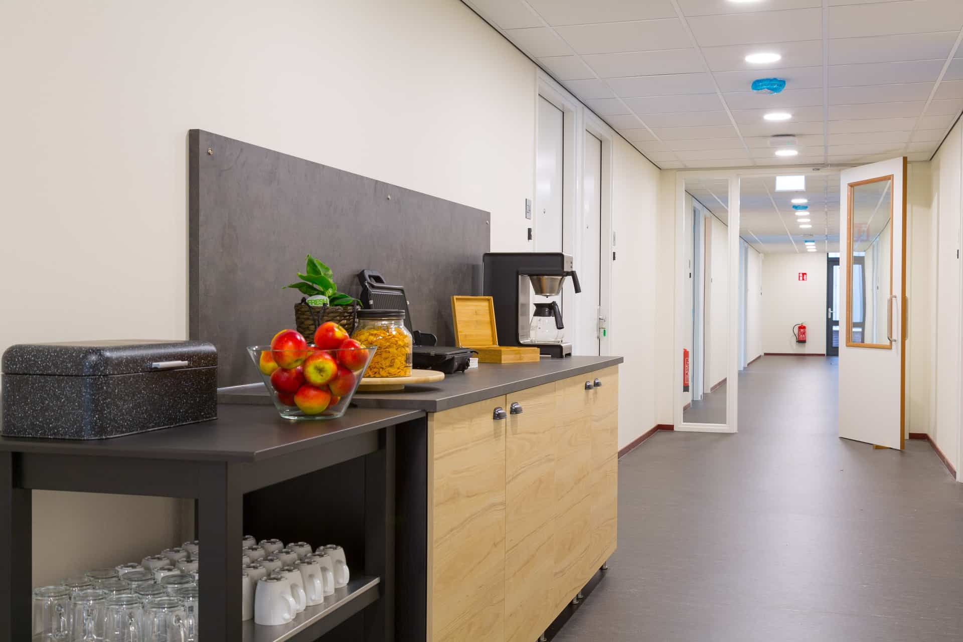 Studentenhuisvesting in IJmuiden de koffiecorner in de gang