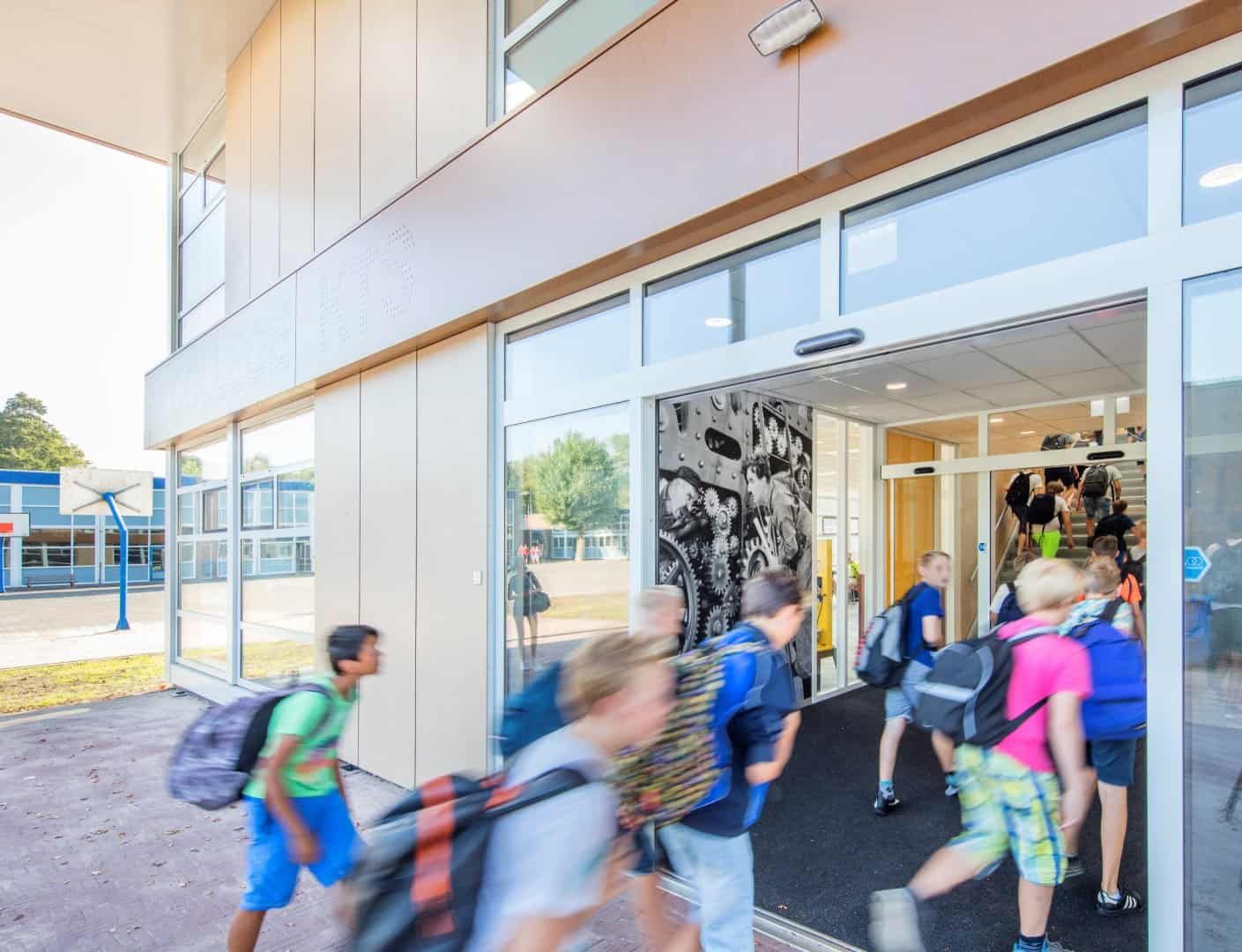 De ingang van het Teylingen College KTS met rennende kinderen