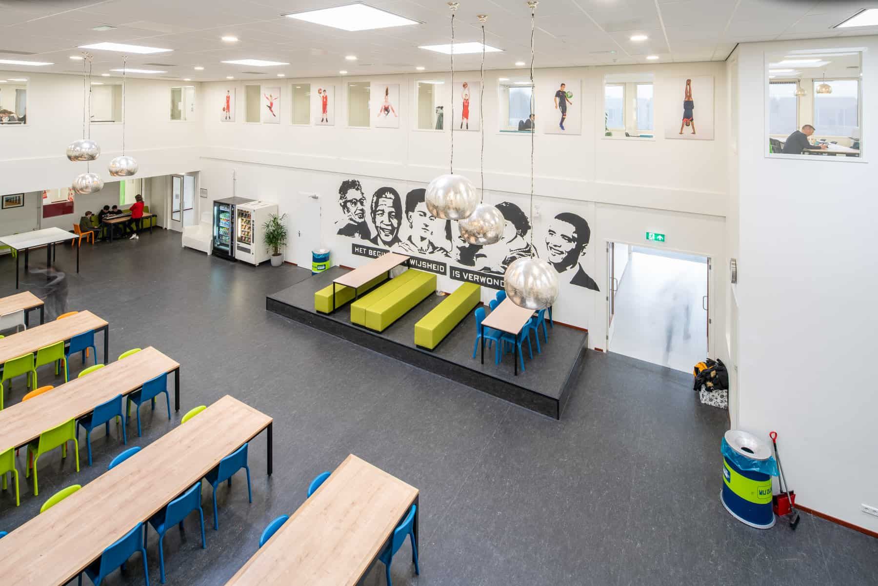 De kantine van de Nuovo scholengroep tijdelijke huisvesting van boven