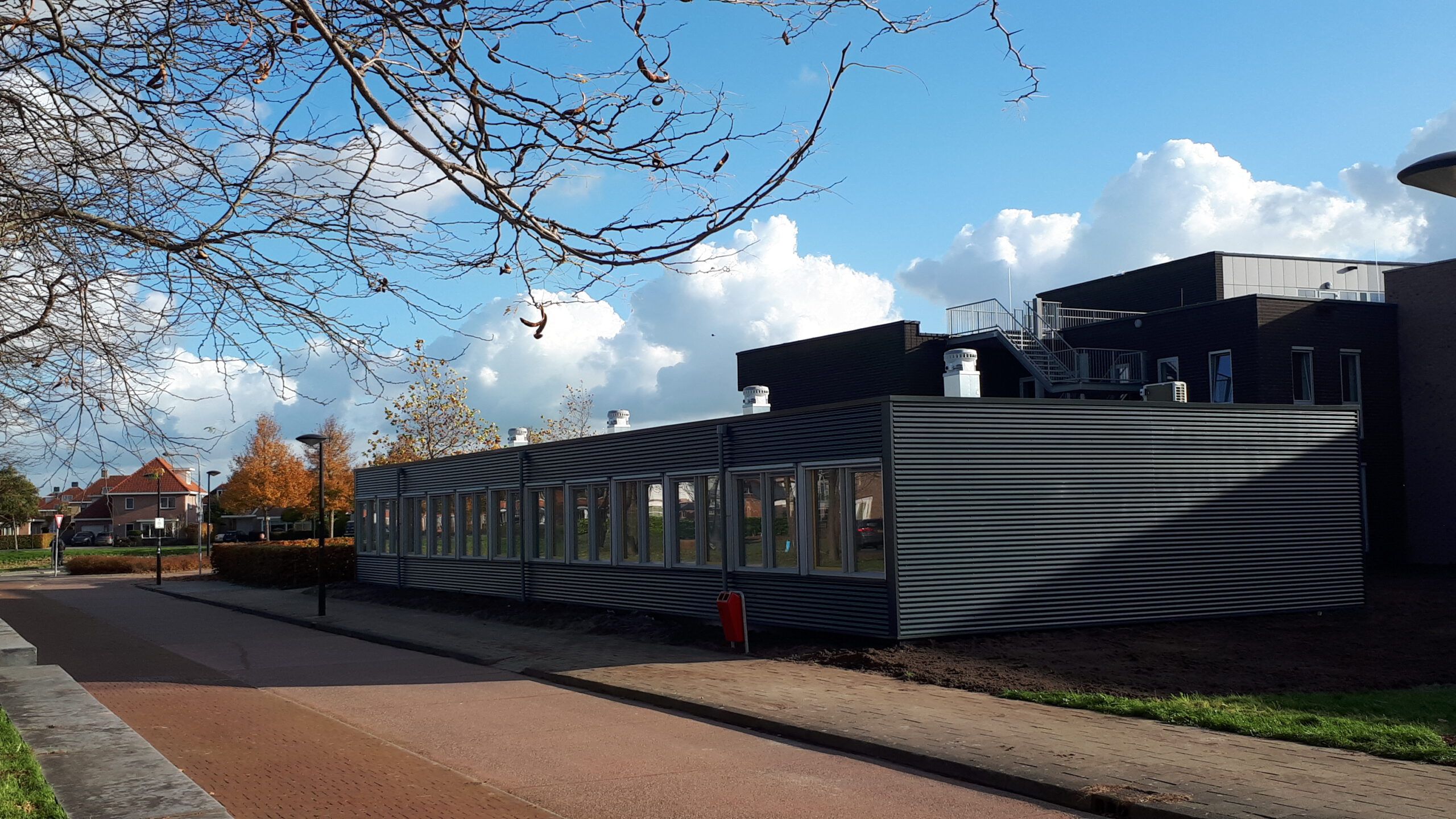 De lichtgrijze buitenkant van de tijdelijke school in Dronten