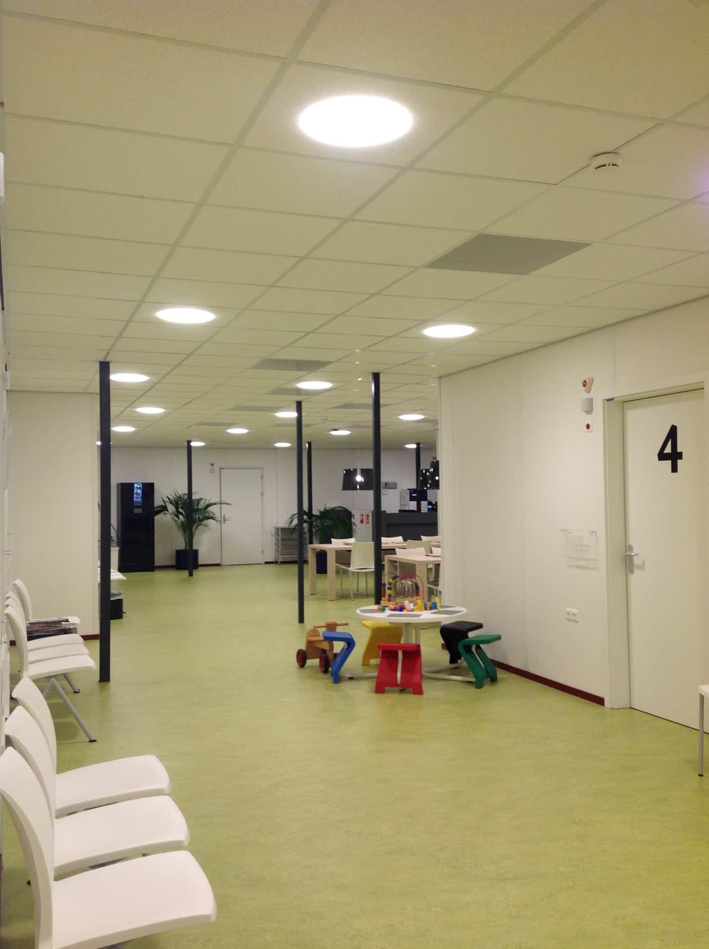 De groen met witte wachtkamer met het kinderspeelhoekje van het UMCG
