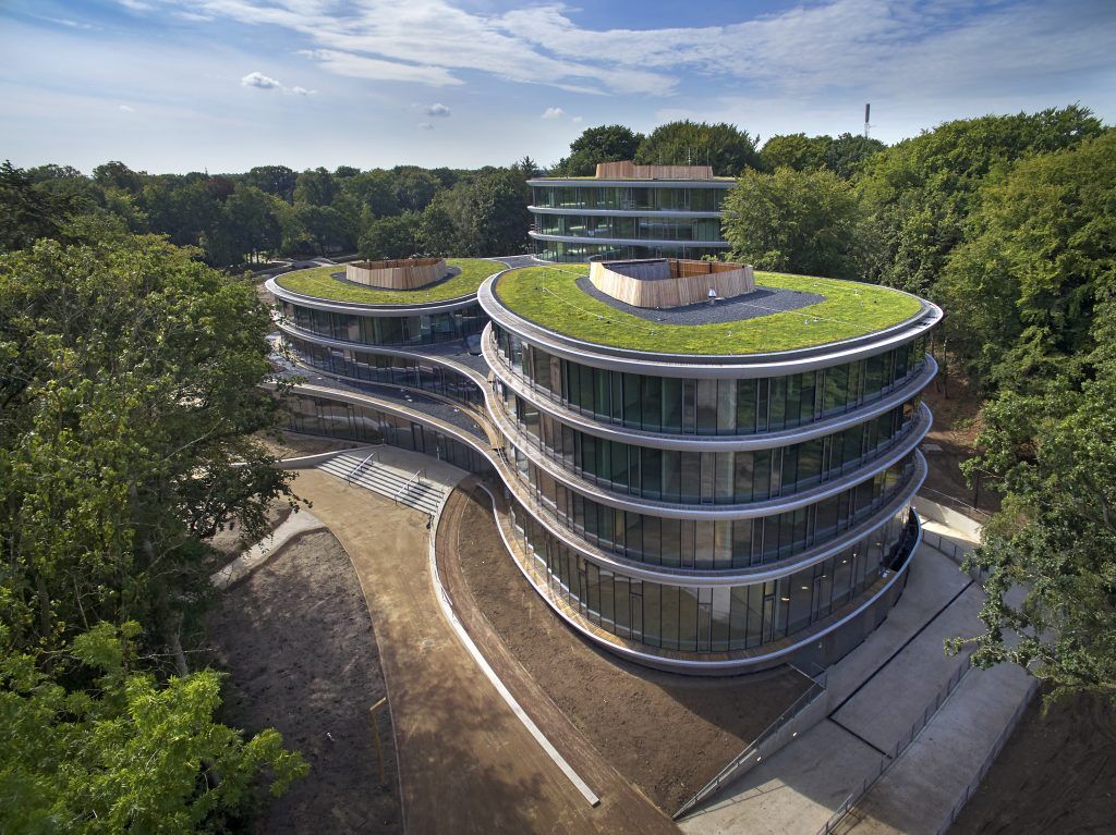 De Triodos bank in Driebergen met groene daken van bovenaf gefotografeerd.