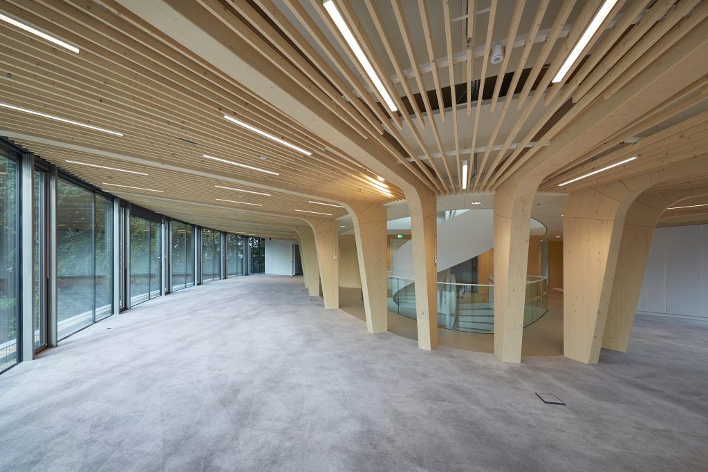 Gelijmde houtconstructies in het interieur van de Triodos bank in Driebergen.