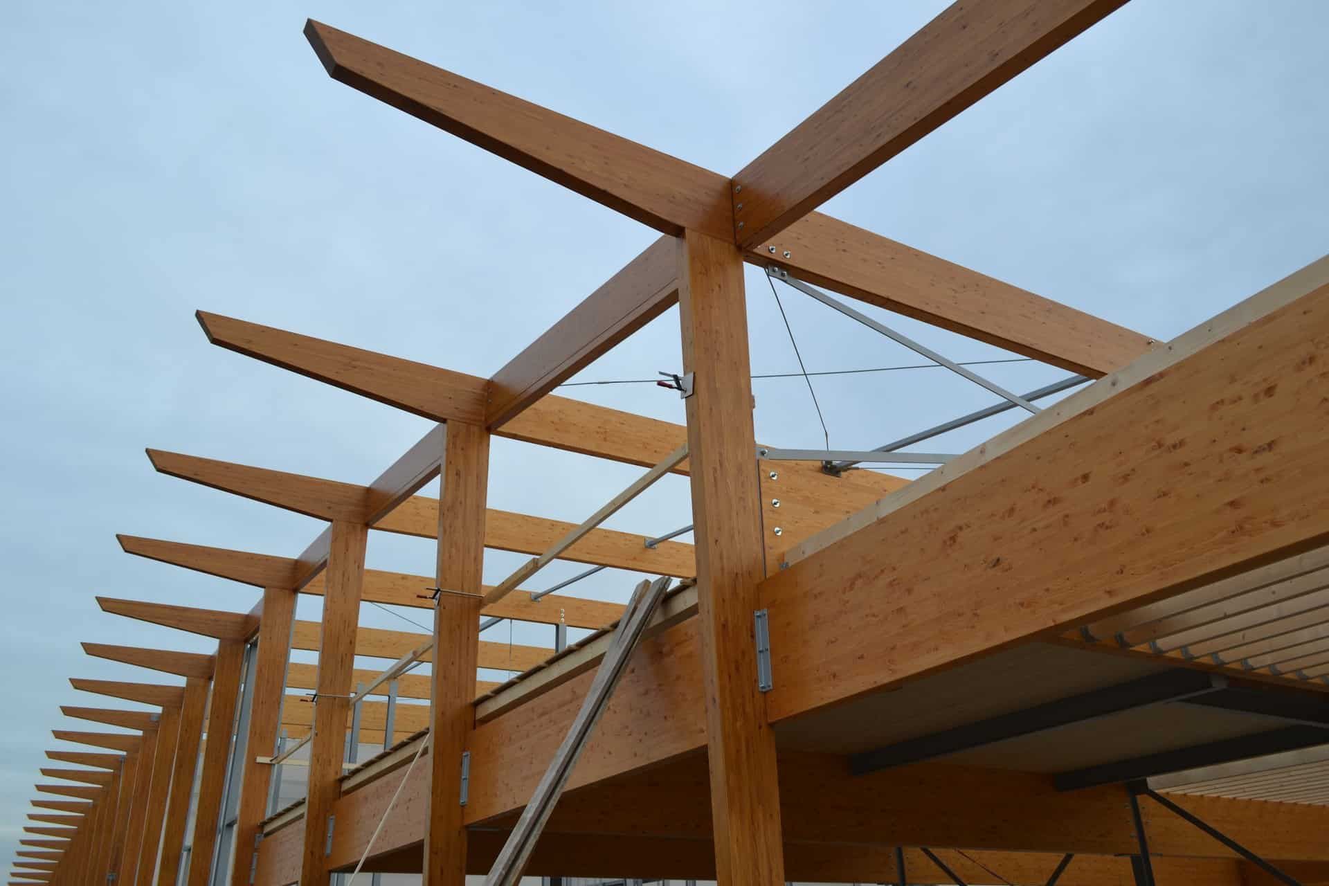 Houten balken die in elkaar vallen