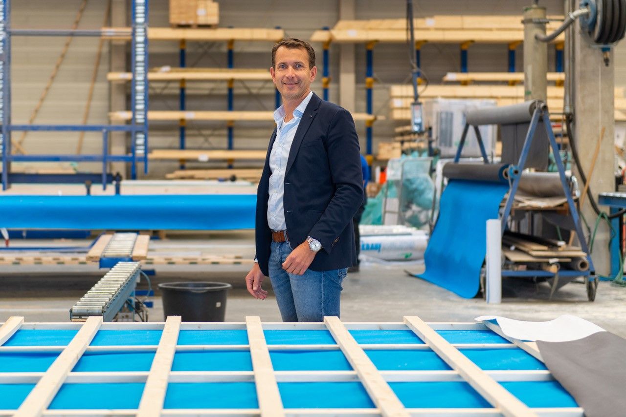 Man in een houtbouw fabriek