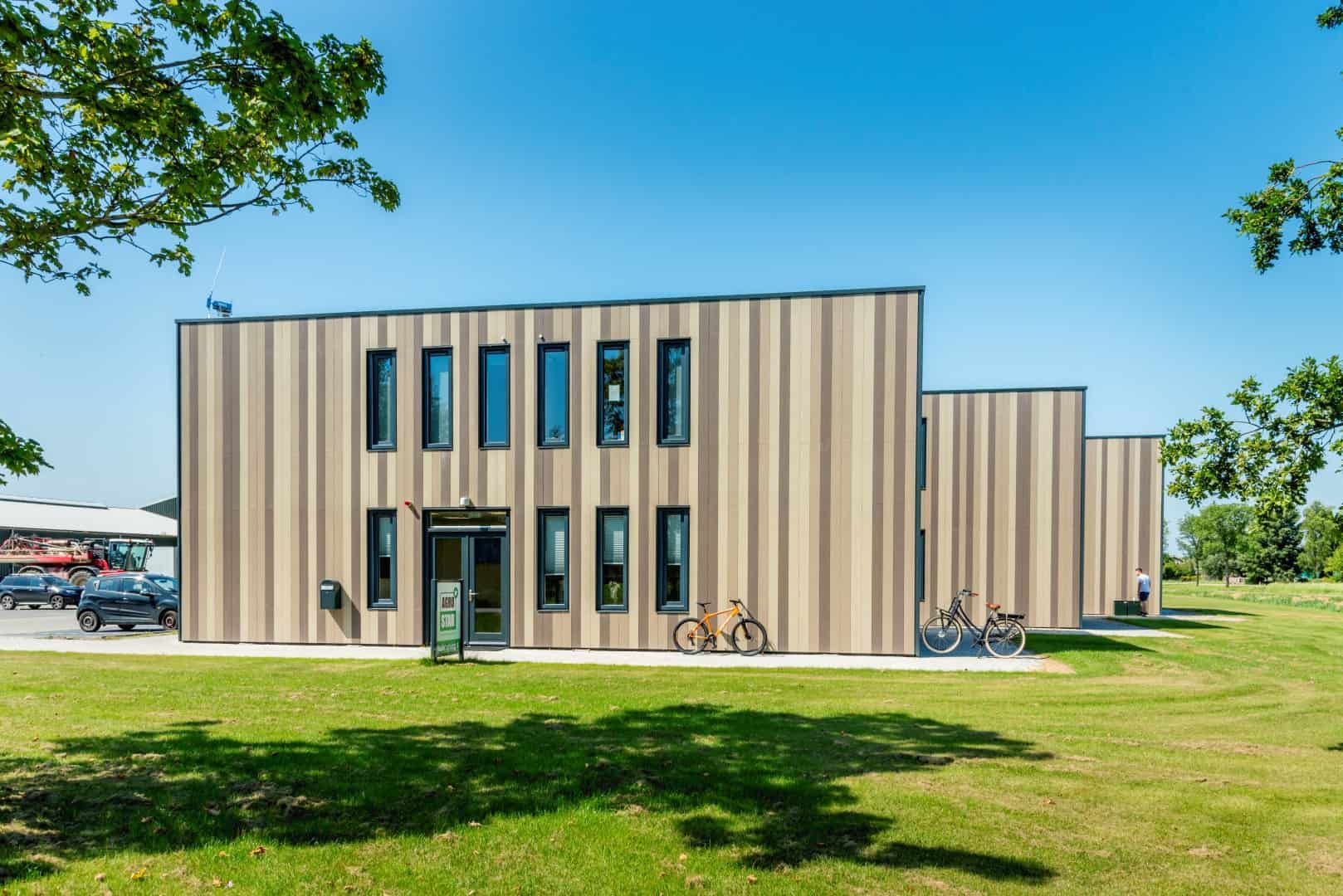 Ingang van de houten migrantenwoningen in 't Veld