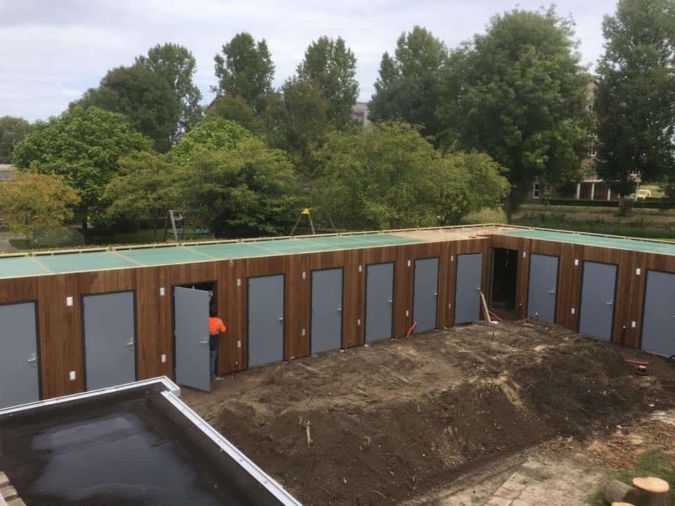 Zeventienvoudige berging op bouwplaats. Omringd door groen